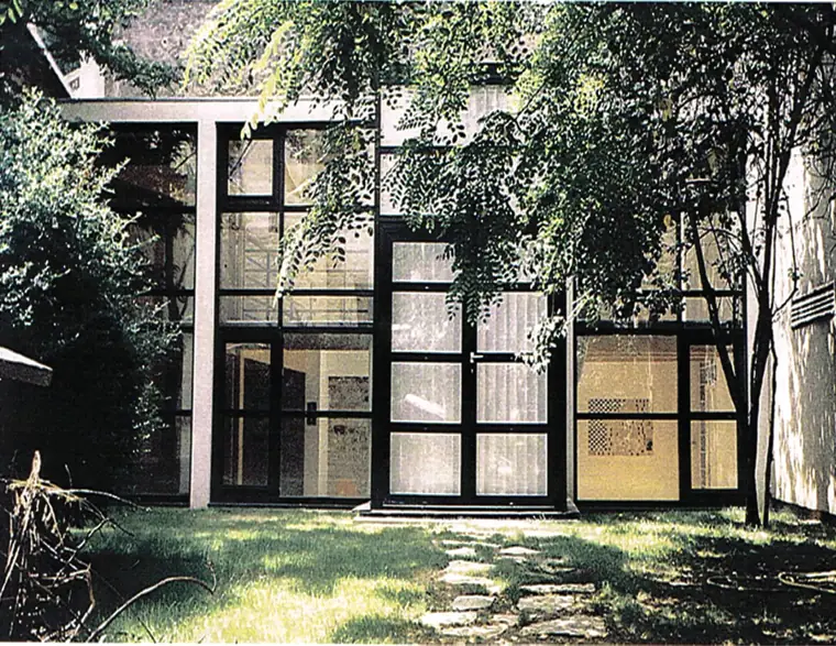 Atelier d'artiste vitré en fond de jardin, rue Lecourbe à Paris 15e